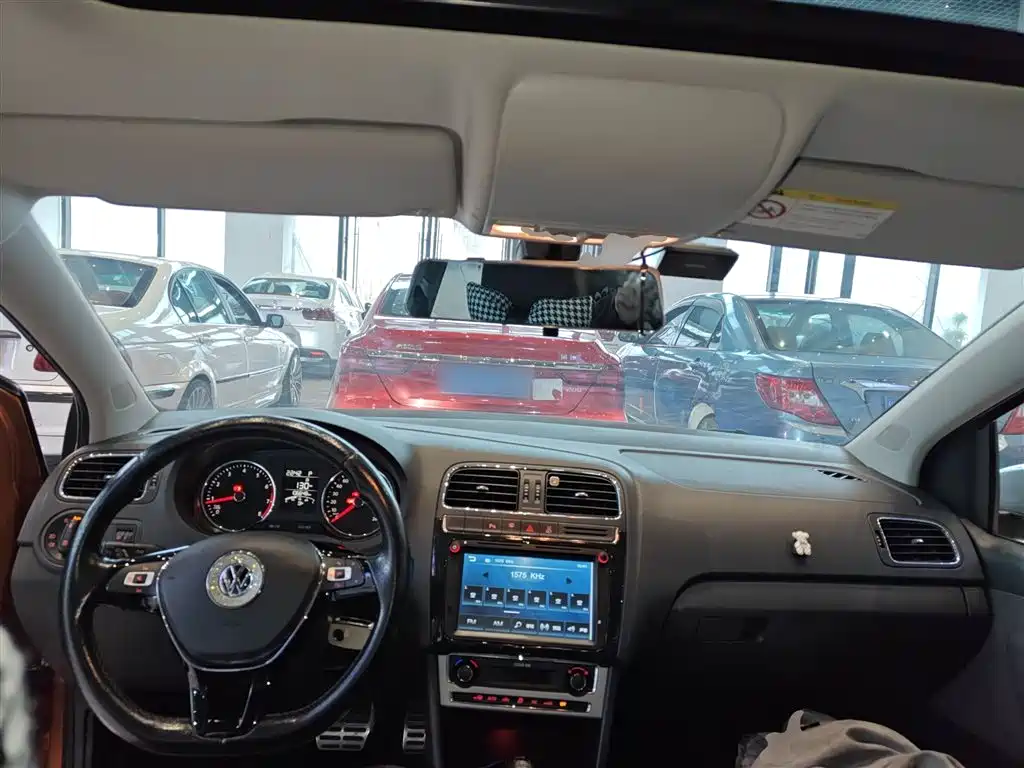 Volkswagen Polo 2016 1.6L Cross Polo Automatic фото 12