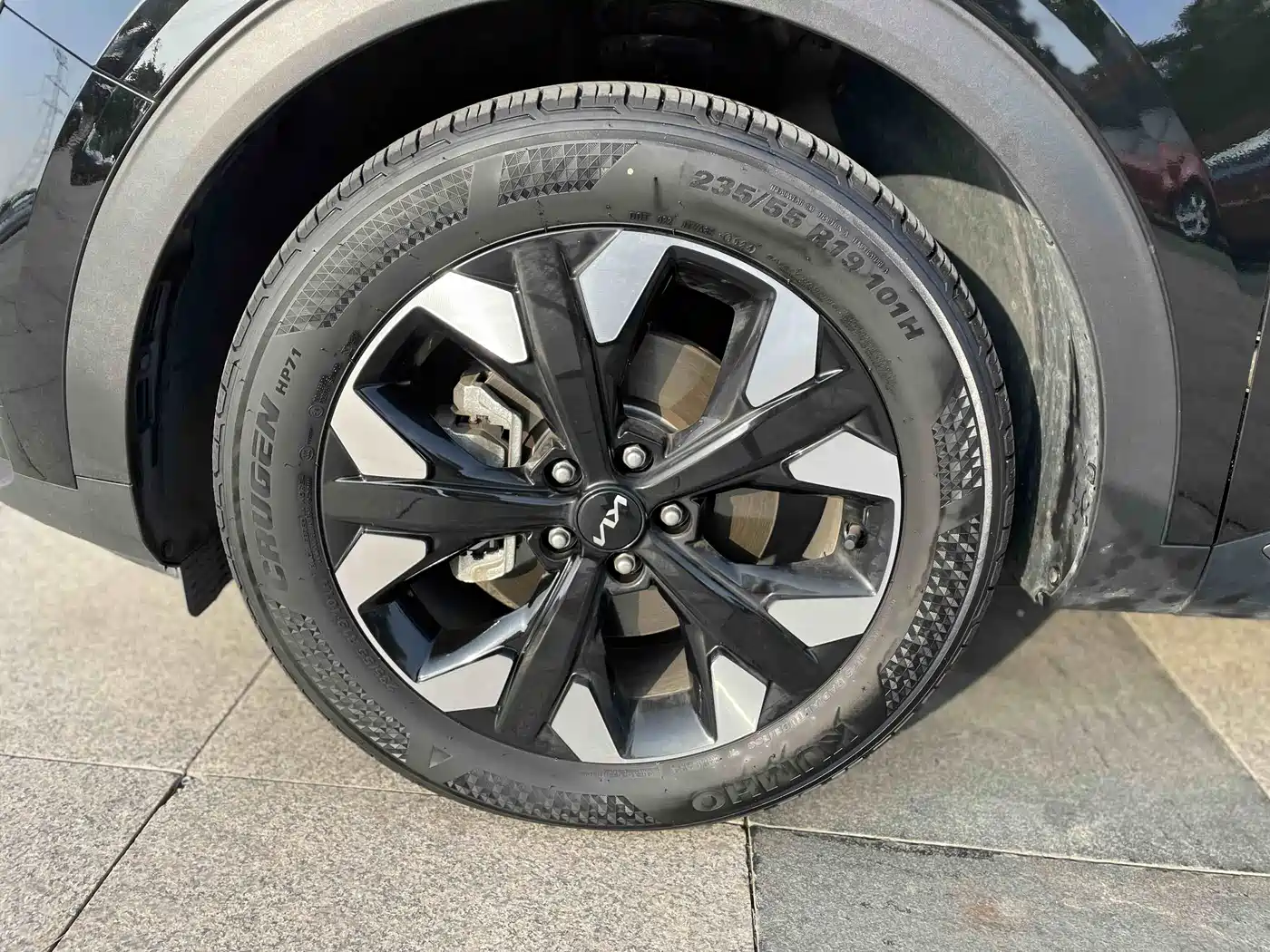 KIA LION PLATINUM EXPANDS THE WORLD