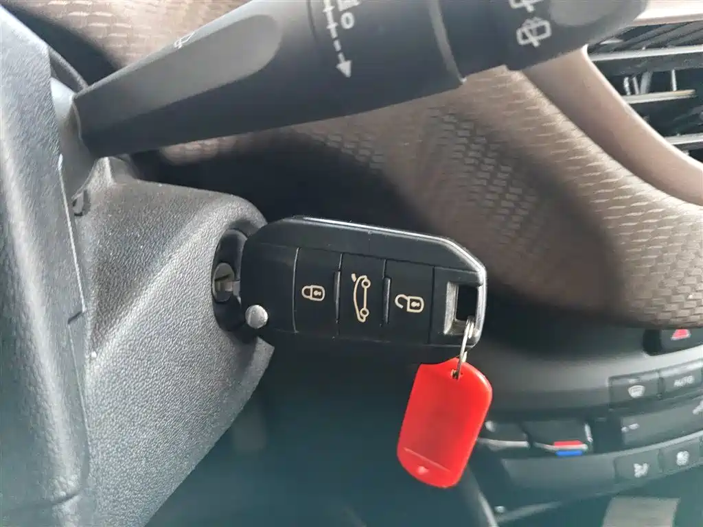 Peugeot 2008 2014 1.6L Automatic Fashion Edition фото 12