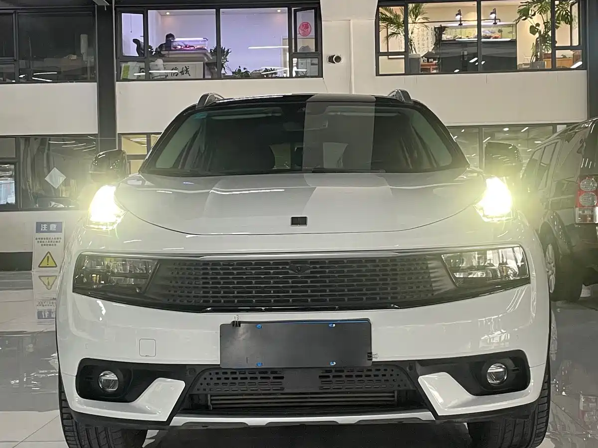 Lynk & Co 01 2017 2.0T AWD Pro фото 2