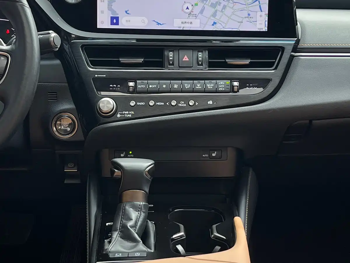 Lexus ES 2023 200 Excellence Edition фото 13