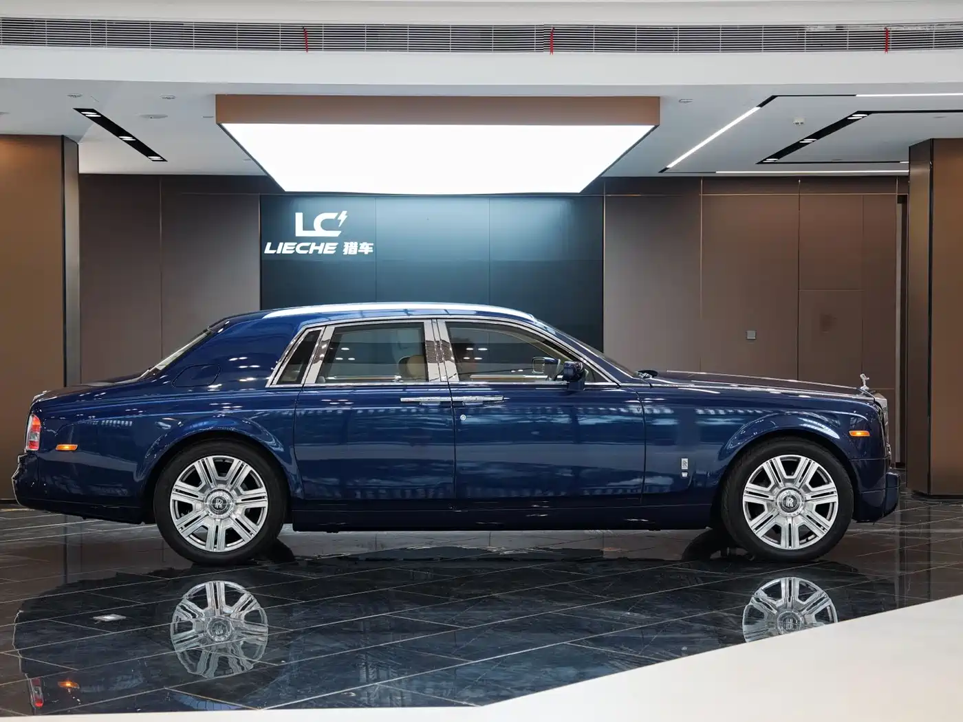 Rolls-Royce Phantom 2004 Model 6.7L Standard Version фото 3