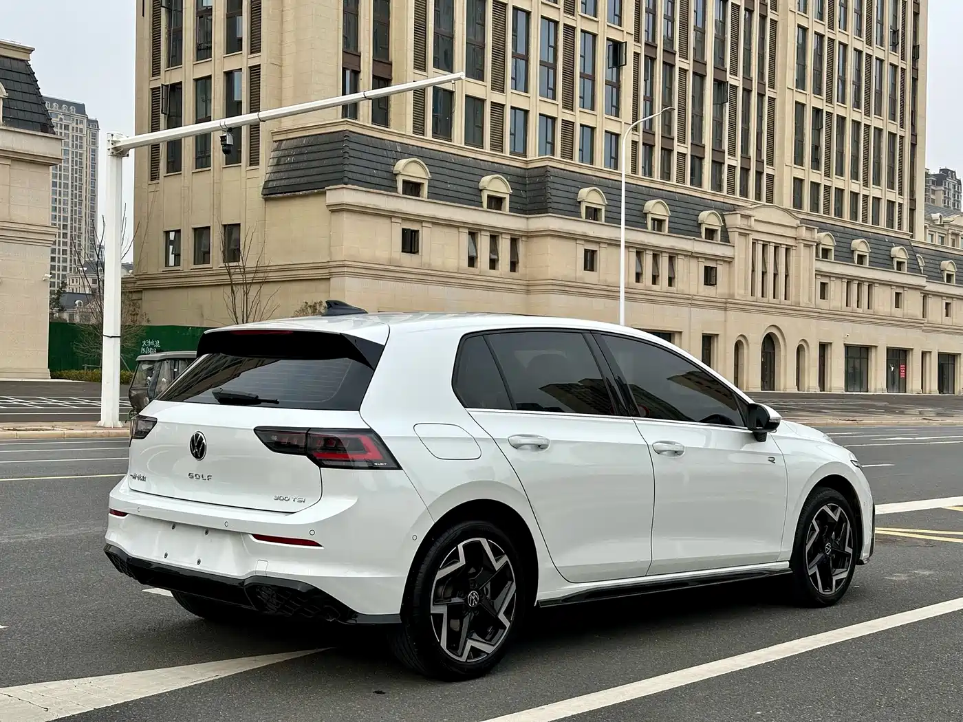Volkswagen Golf 2025 300TSI R-Line фото 7