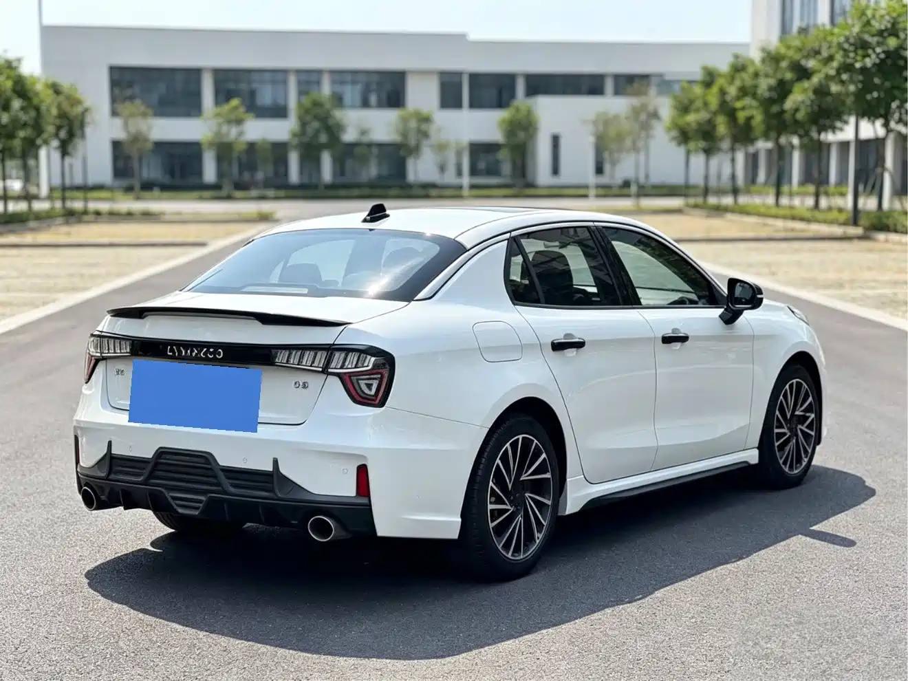 Фото 4 - Lynk & Co 03