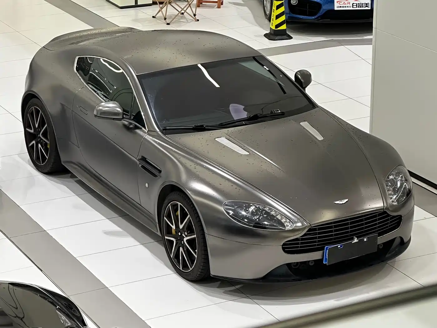 Фото 1 - Aston Martin V8 Vantage