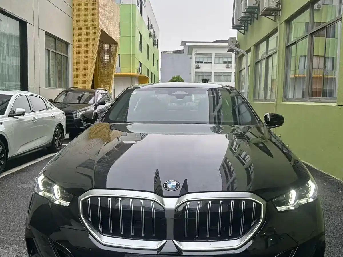 Photo 3 - BMW 5 Series