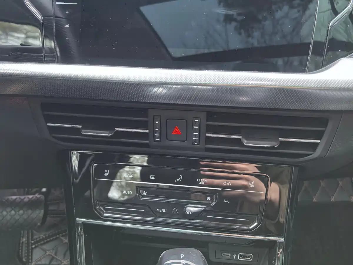 Volkswagen Passat 2023 330TSI Starlight Luxury Edition фото 15