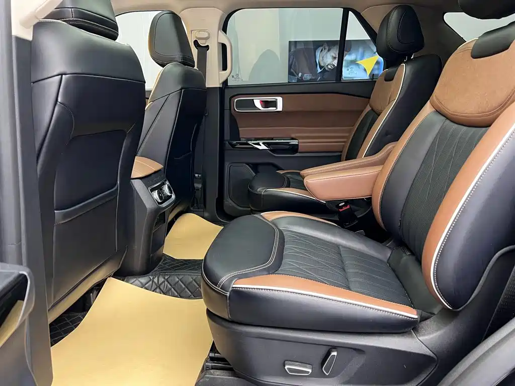 Photo 20 - Ford Explorer