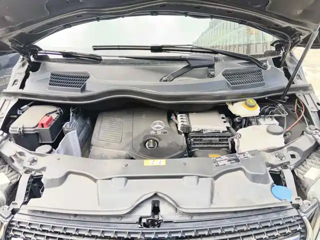 Mercedes-Benz V-Class 2024 V 300 L Long Wheelbase Premium — фото 3