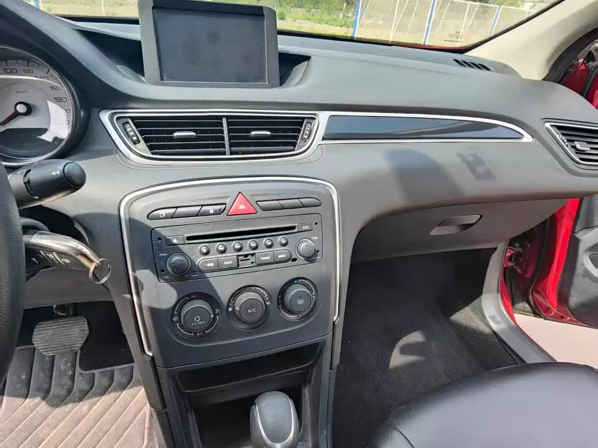 Peugeot 308 2014 Model Joy Edition Classic 1.6L Automatic Superior Style фото 15