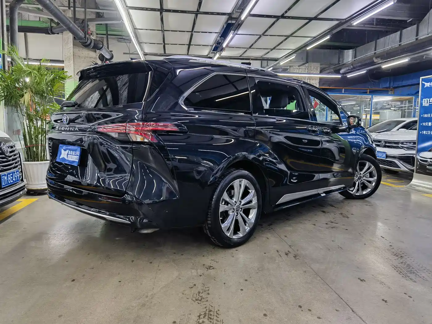 Toyota Sienna 2021 2.5L Hybrid Platinum Edition фото 4