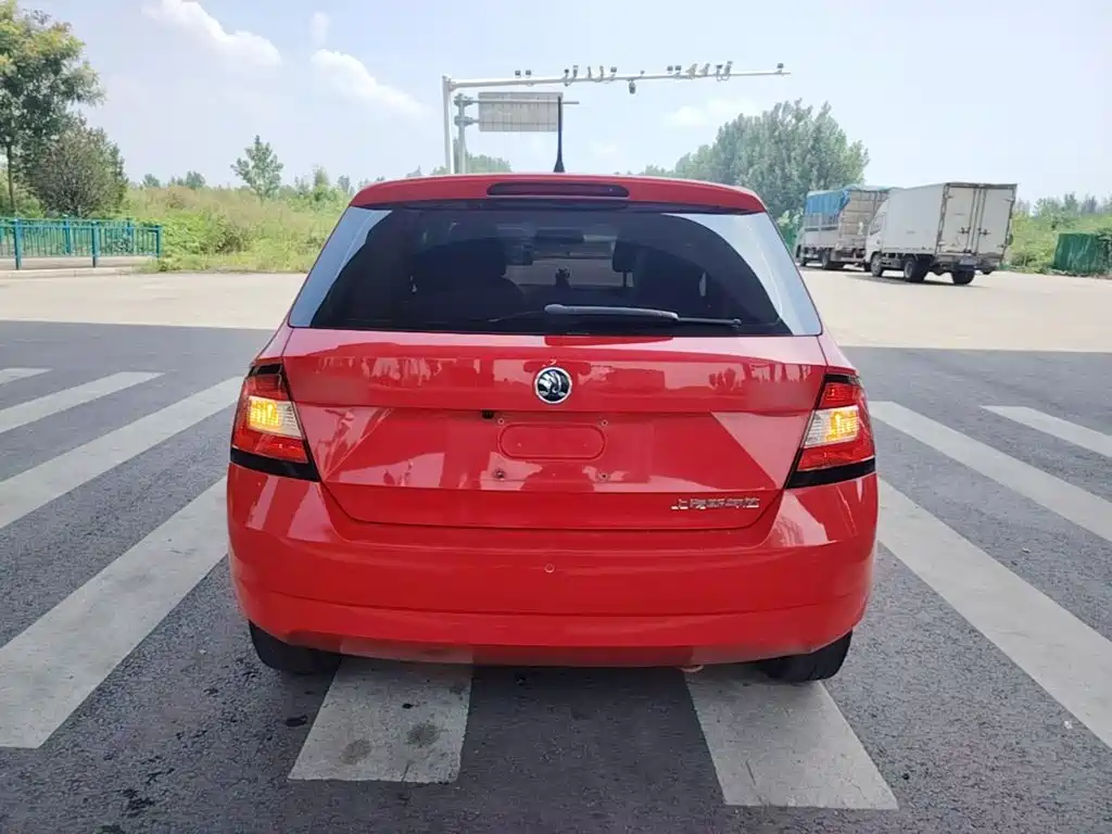 Škoda Fabia 2018 2017 1.4L Auto Car Enjoy Edition