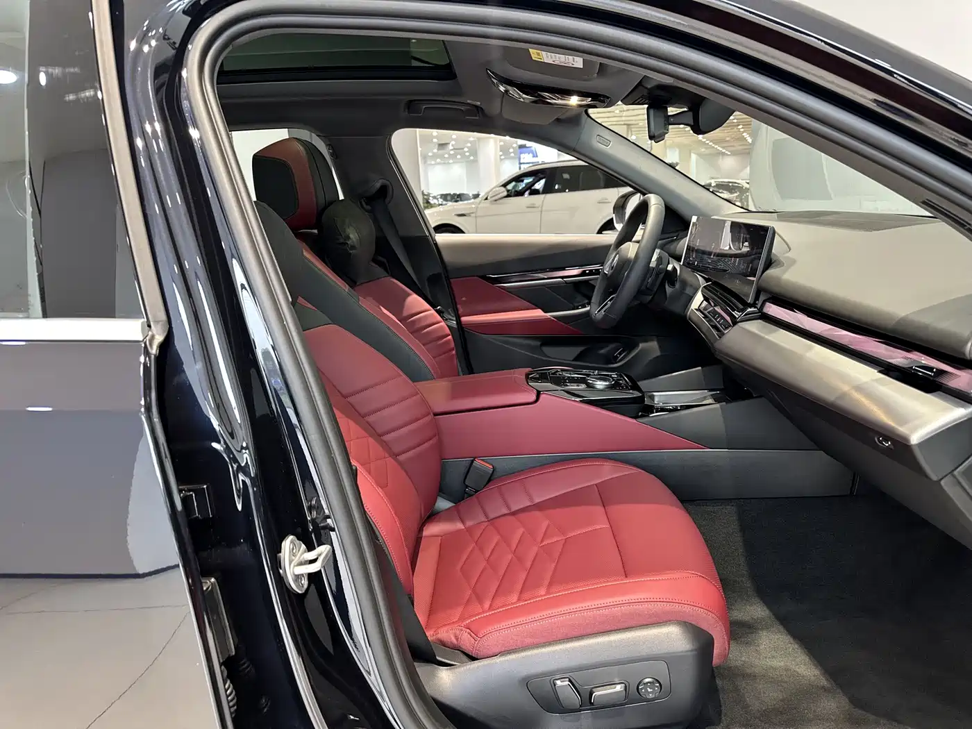 BMW 5 Series 2026 530Li Leading M Sport Package фото 18