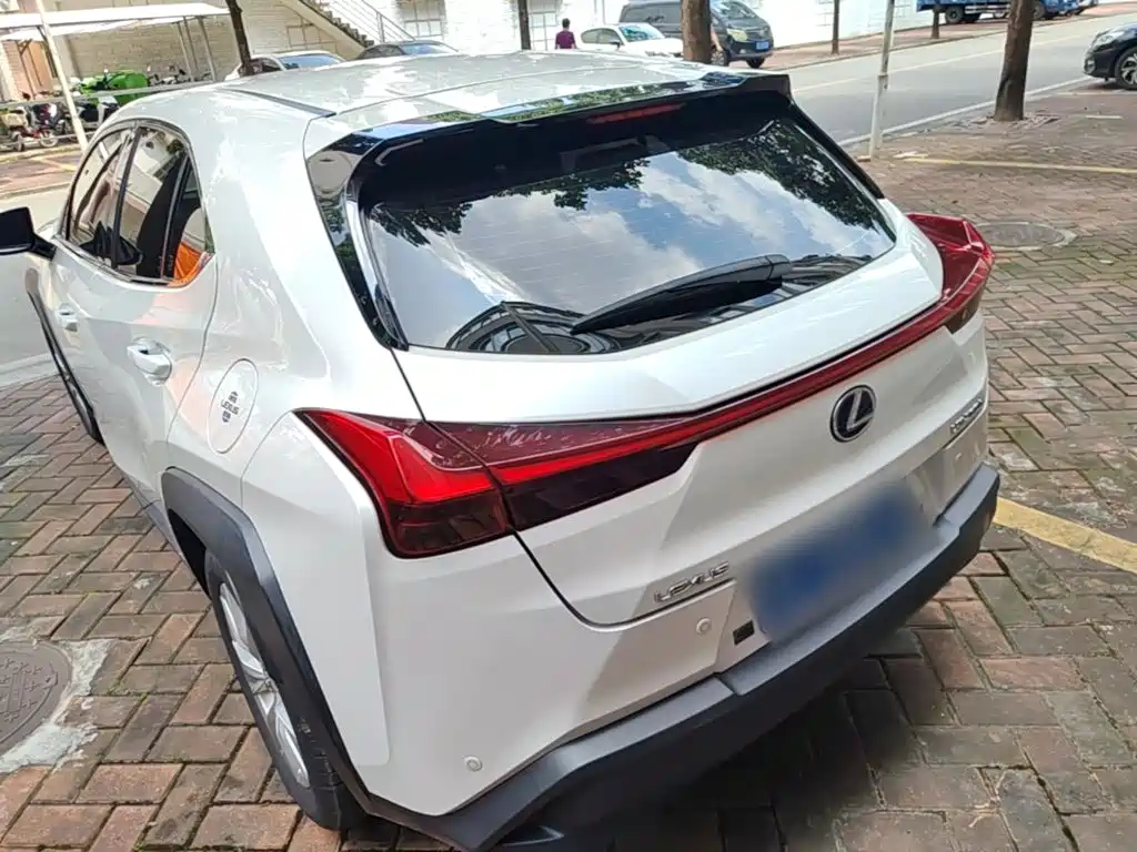 Фото 5 - Lexus UX