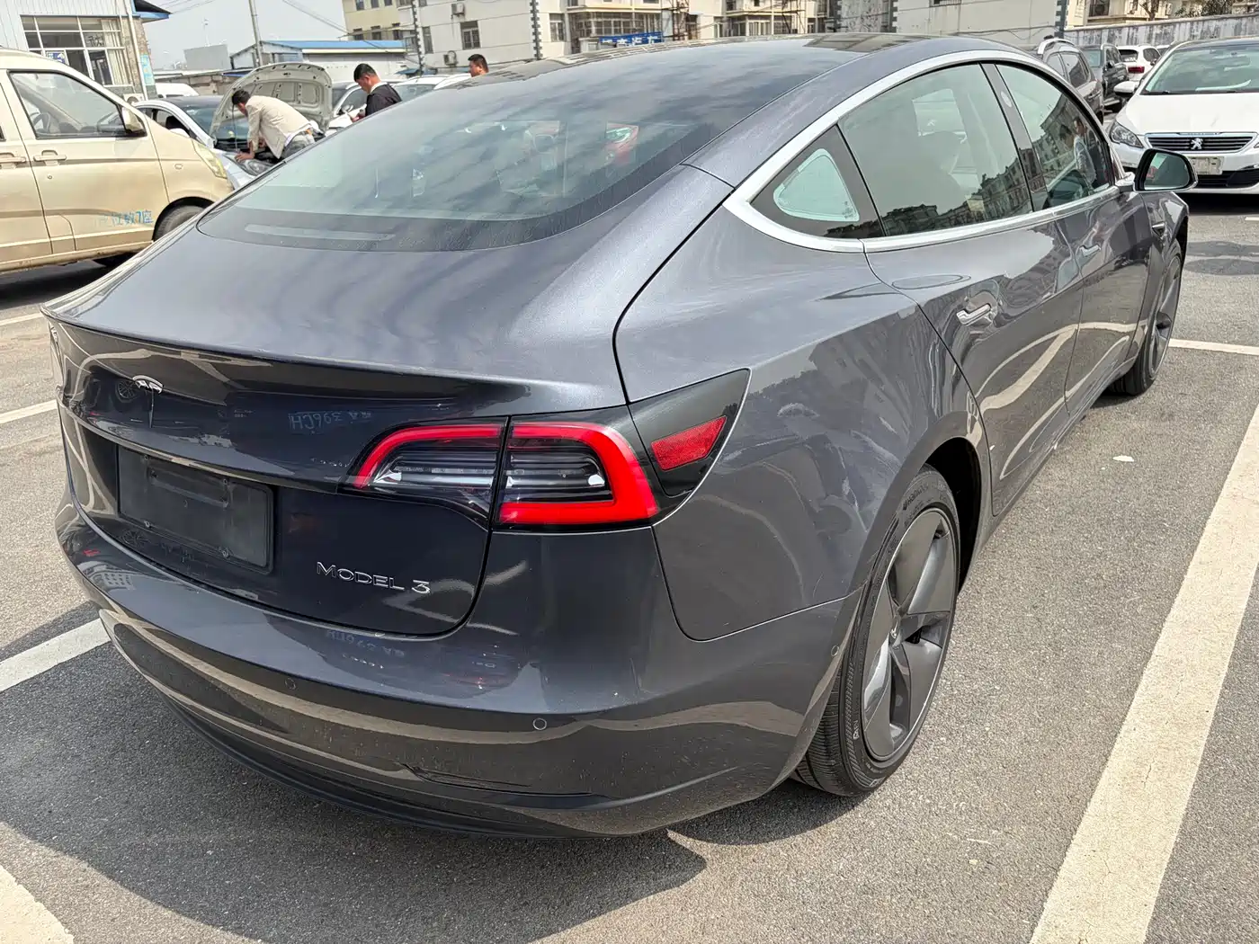 TESLA MODEL 3