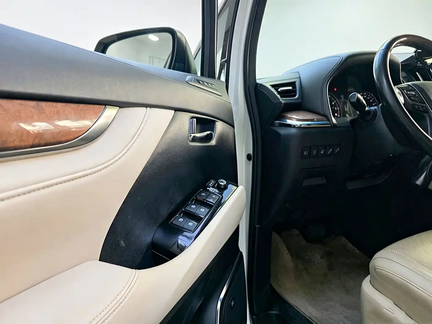 Photo 9 - Toyota Alphard