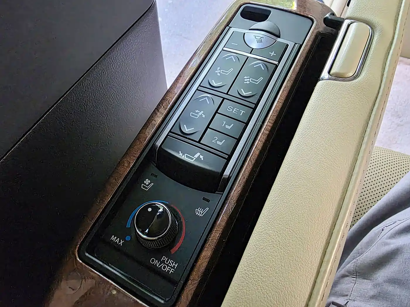 Photo 25 - Toyota Alphard