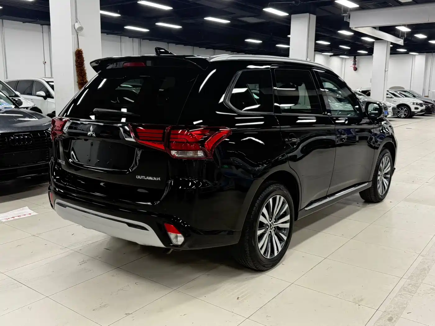 Mitsubishi Outlander 2021 Facelift 2.0L 2WD Premium Edition 5-Seater фото 5