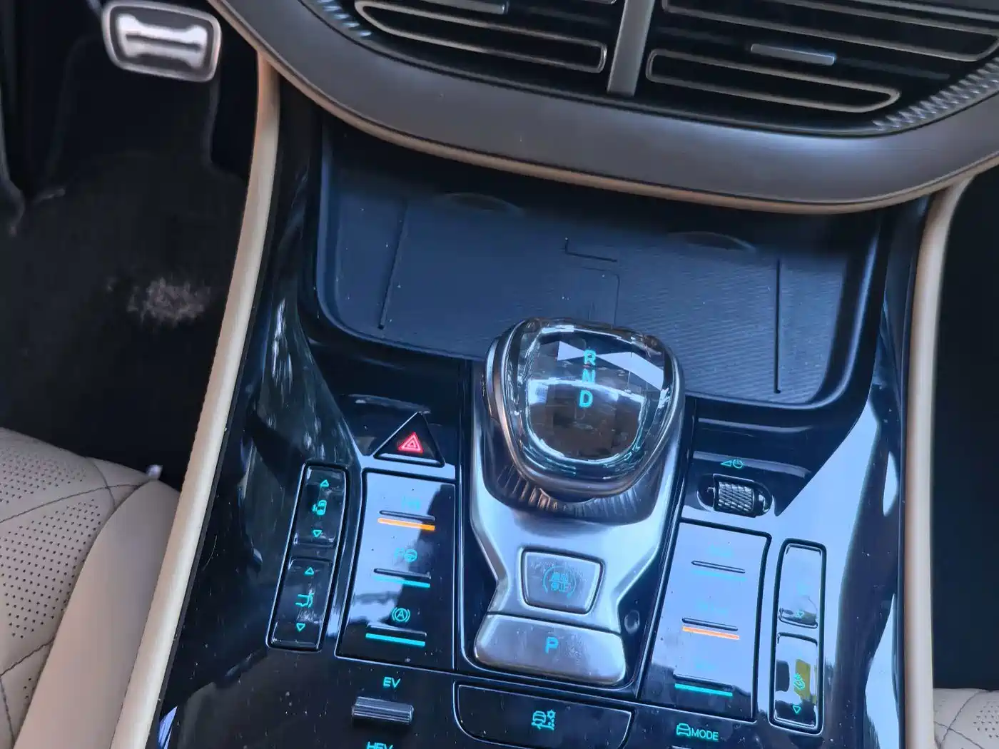 Denza D9 2025 DM-i Smart Drive Edition 1020 AWD Premium фото 6