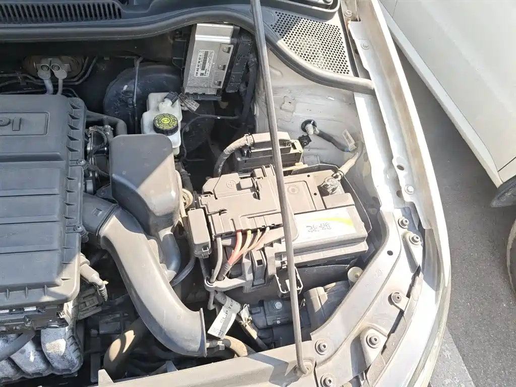 Volkswagen Polo 2014 1.6L Automatic Comfort Edition фото 23