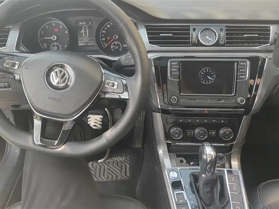 Volkswagen Passat 2017 330TSI DSG Prestige фото 12