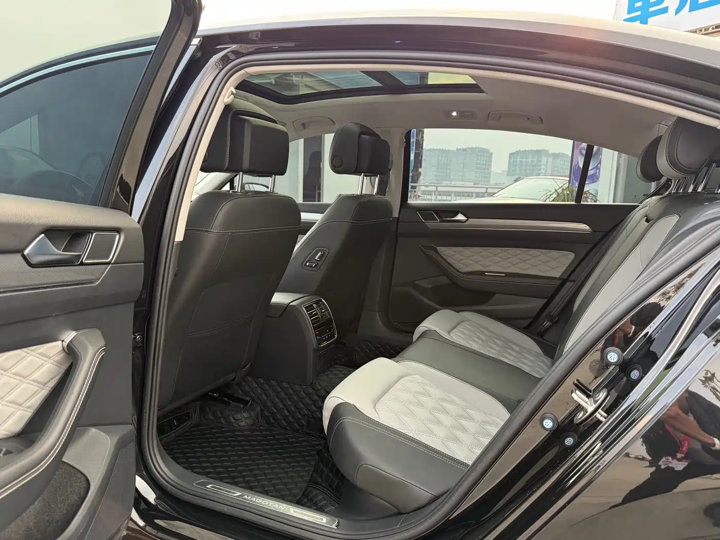 Volkswagen Magotan 2023 Model 2 Million Commemorative Edition 330TSI DSG Luxury фото 8