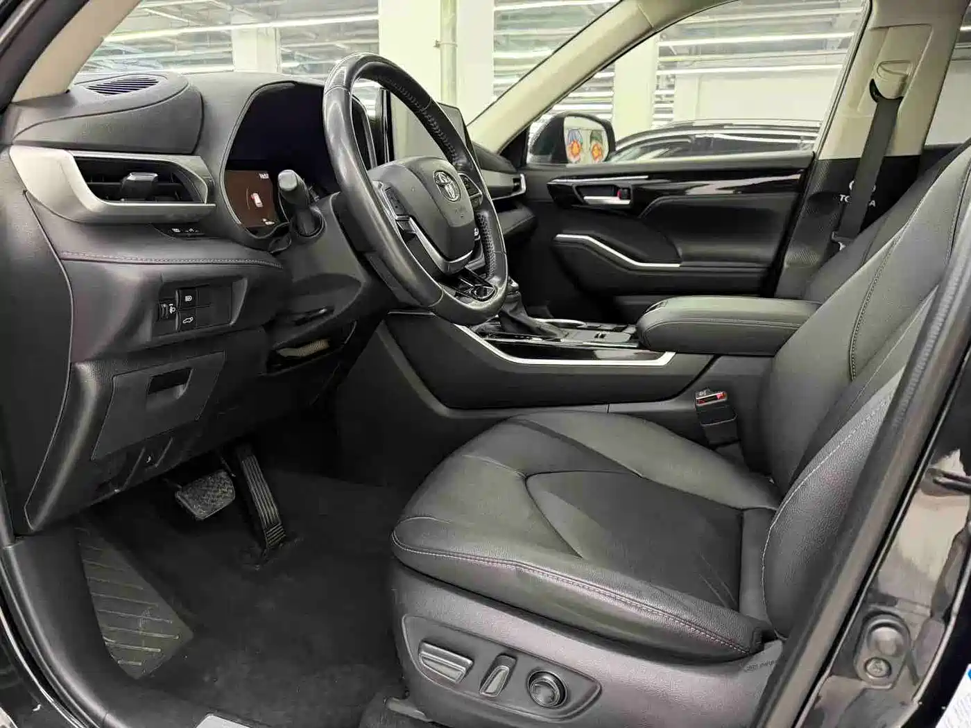 Toyota Highlander 2022 Model Dual Engine 2.5L 4WD Premium Edition 7-Seater фото 4