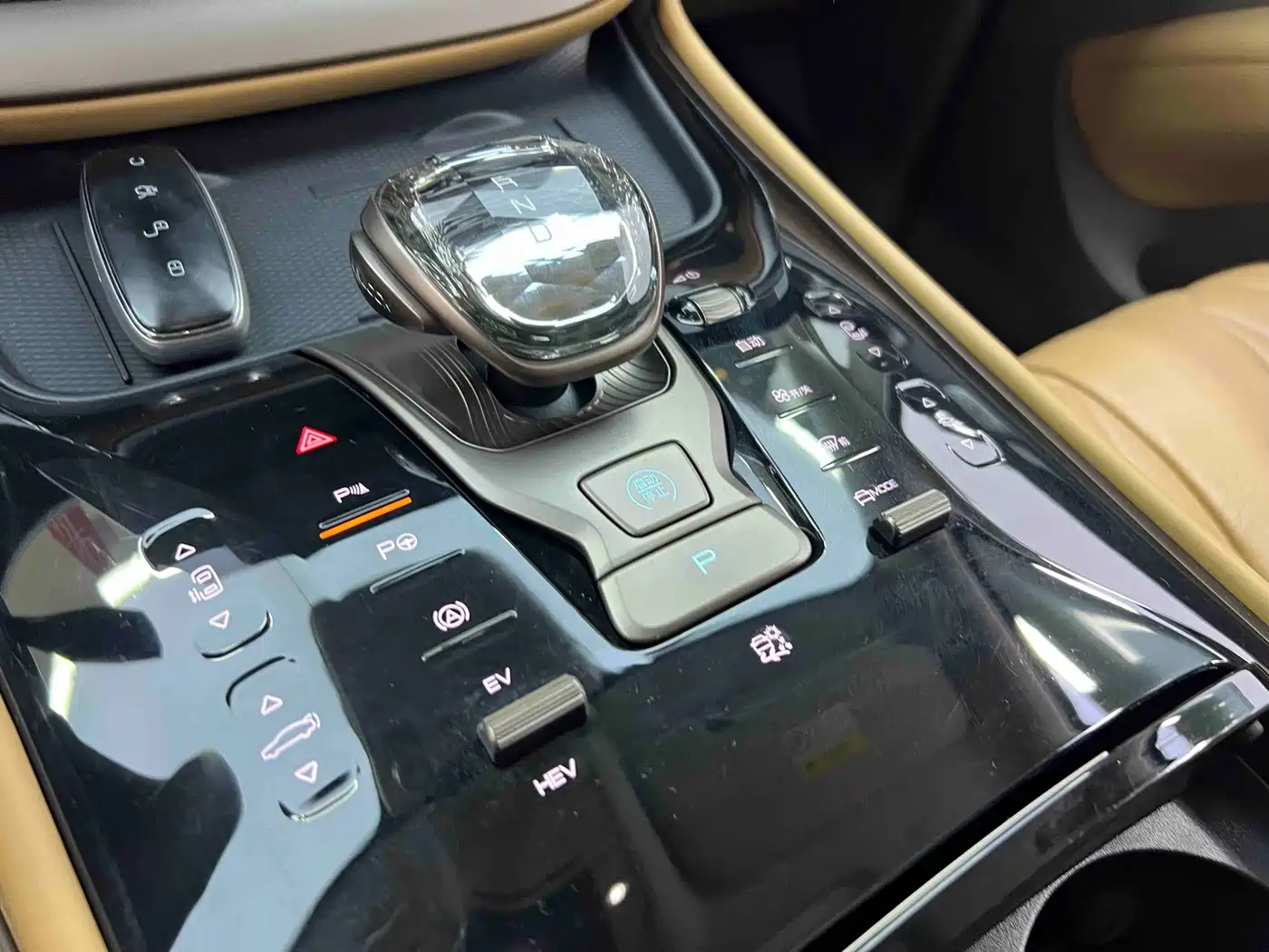 Denza D9 2022 DM-i 970 AWD Flagship фото 11
