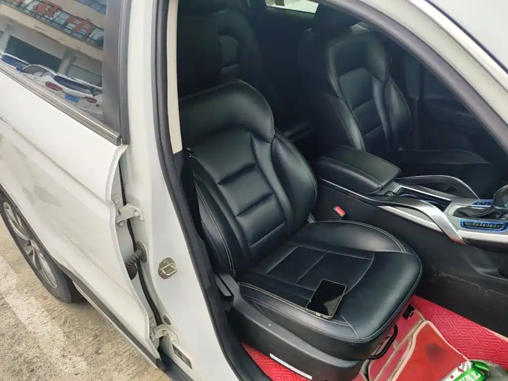 Фото 25 - Geely Atlas