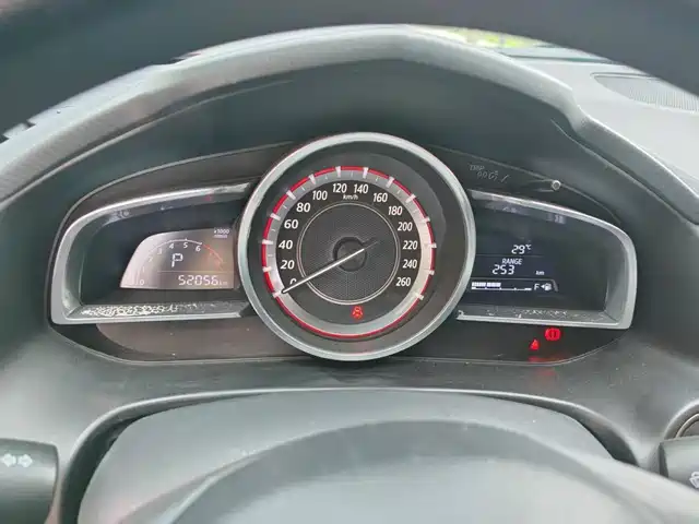 Mazda Mazda3 Axela 2016 Hatchback 1.5L Automatic Comfort — фото 4