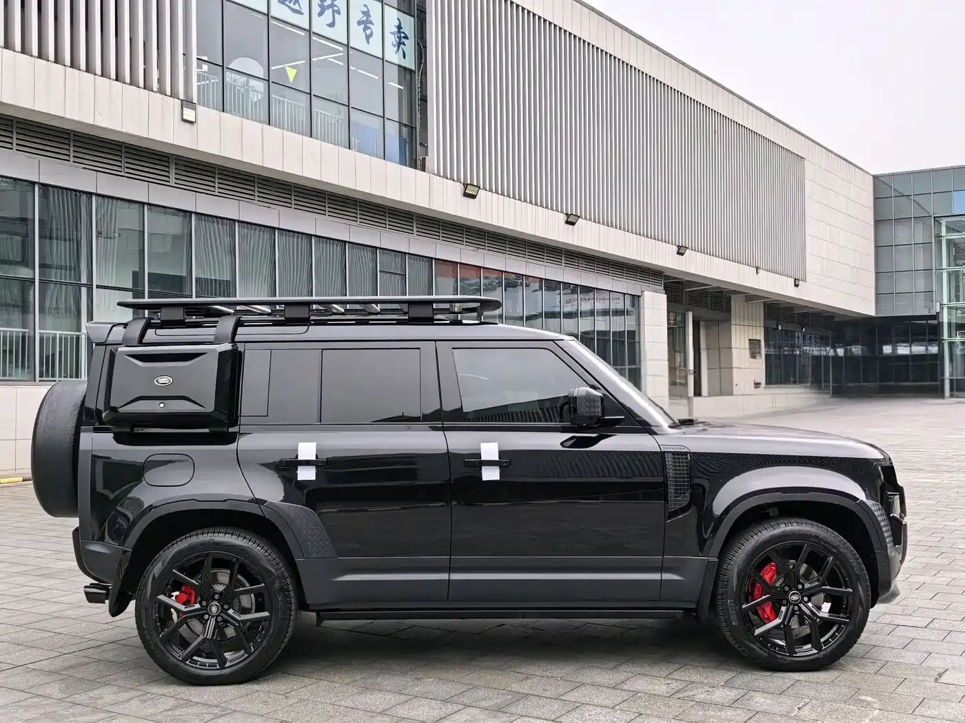 Land Rover Defender 2023 Model 110 3.0T P400 Dark Special Edition фото 19