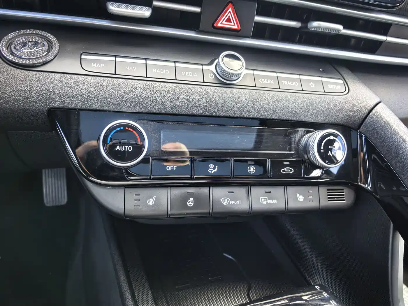 Hyundai Elantra 2023 Model 1.5L CVT LUX Premium Edition фото 15