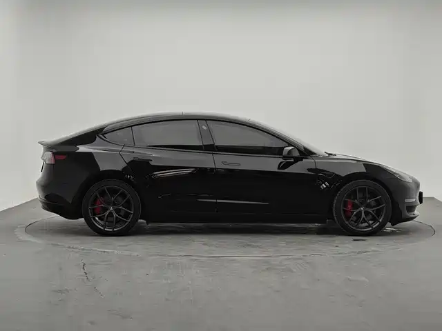 Фото 4 - Tesla Model 3