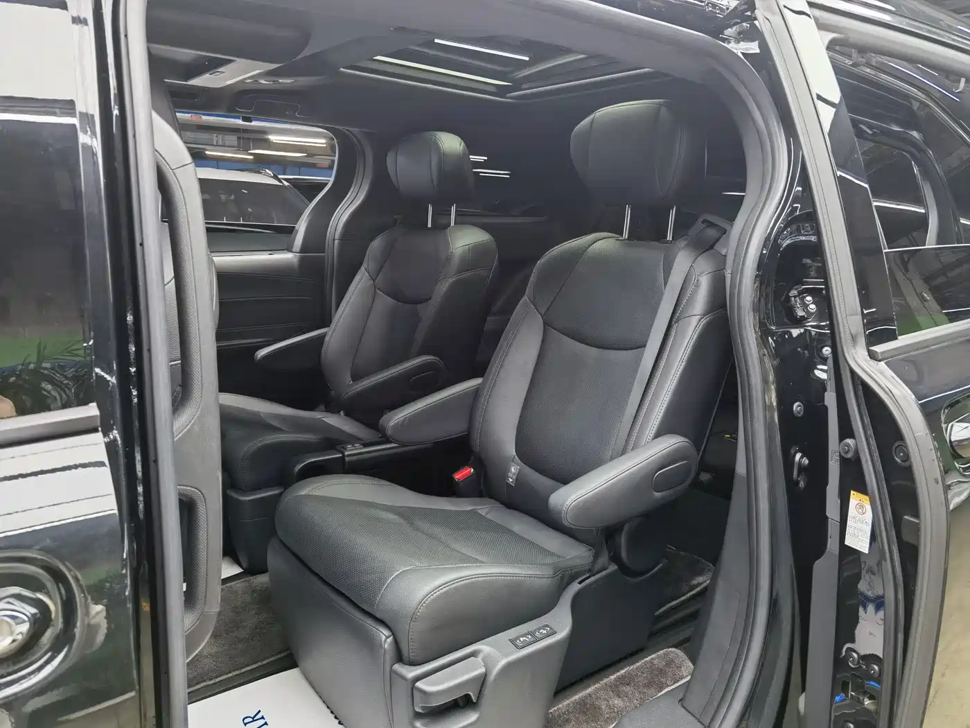 Toyota Sienna 2021 2.5L Hybrid Platinum Edition фото 10