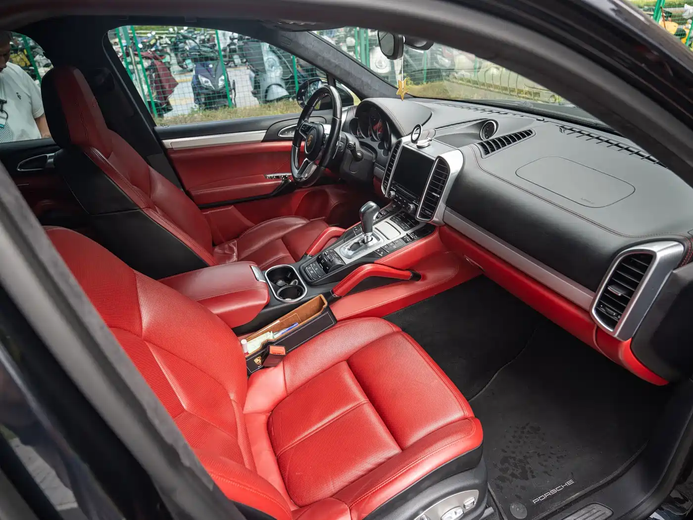 Photo 9 - Porsche Cayenne