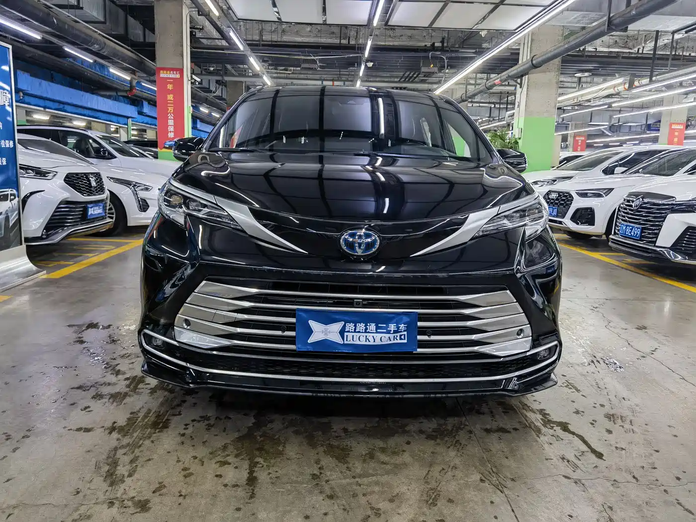 Toyota Sienna 2021 2.5L Hybrid Platinum Edition фото 2