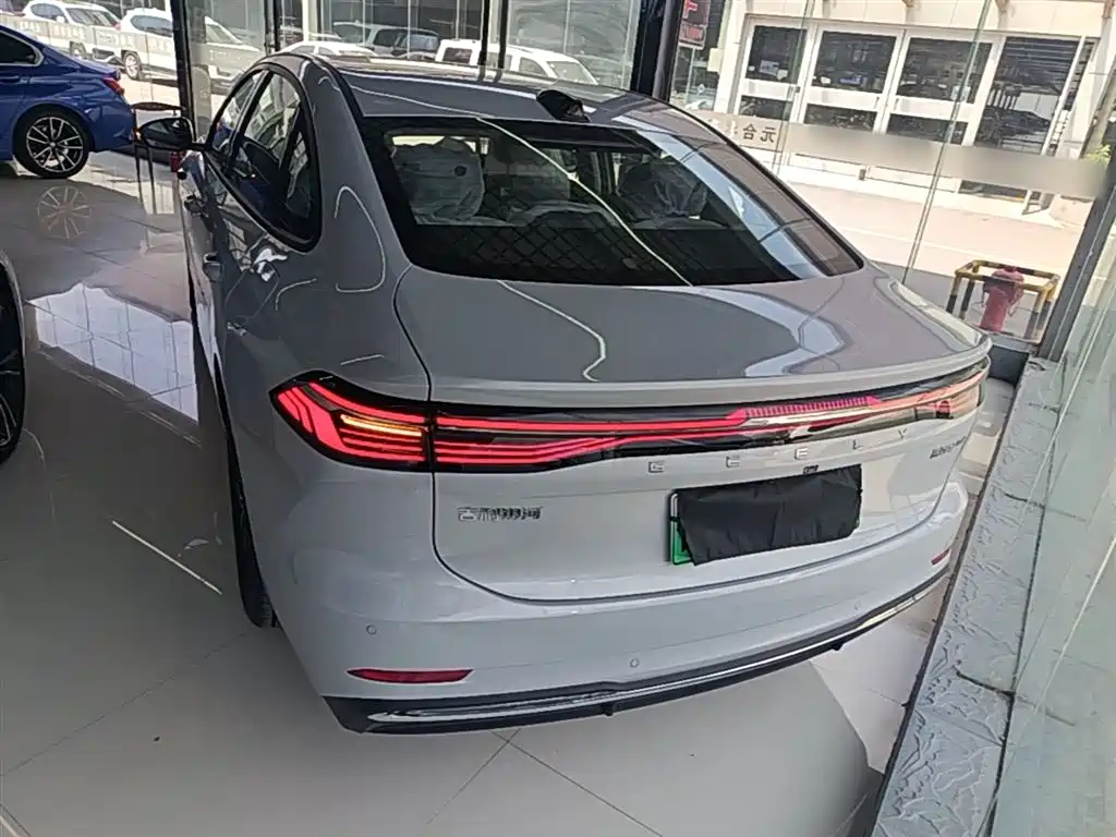 Geely Galaxy Galaxy A7 2025 EM-i 70km Voyage Edition фото 6