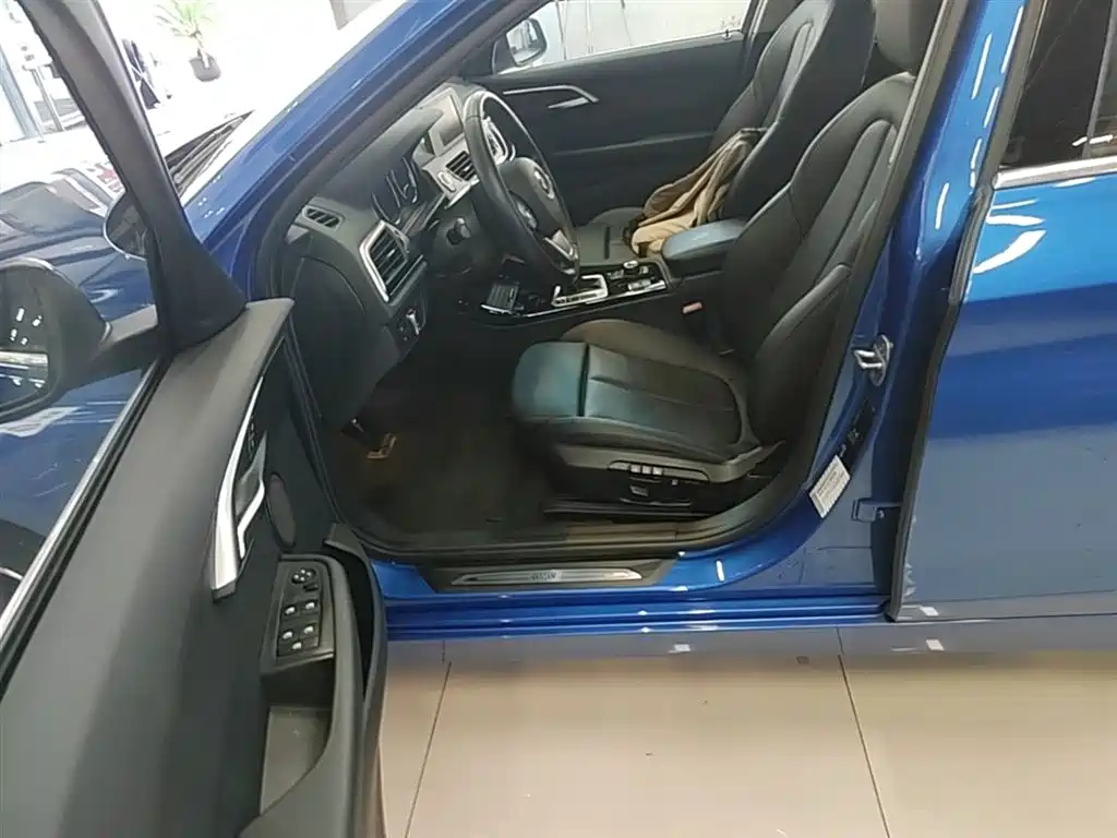 BMW 1 Series 2018 118i Sport Edition фото 15