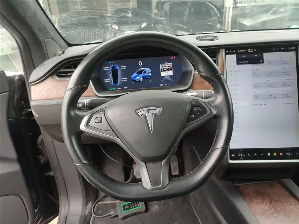 TESLA MODEL X