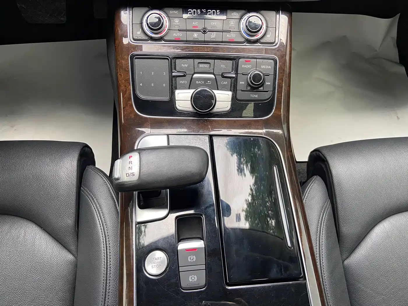 Photo 16 - Audi A8