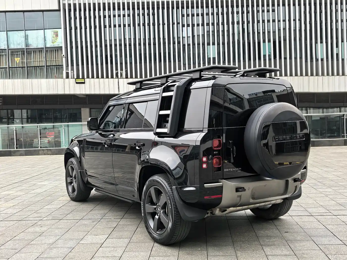 Land Rover Defender 2022 110 P400 X-DYNAMIC HSE фото 7