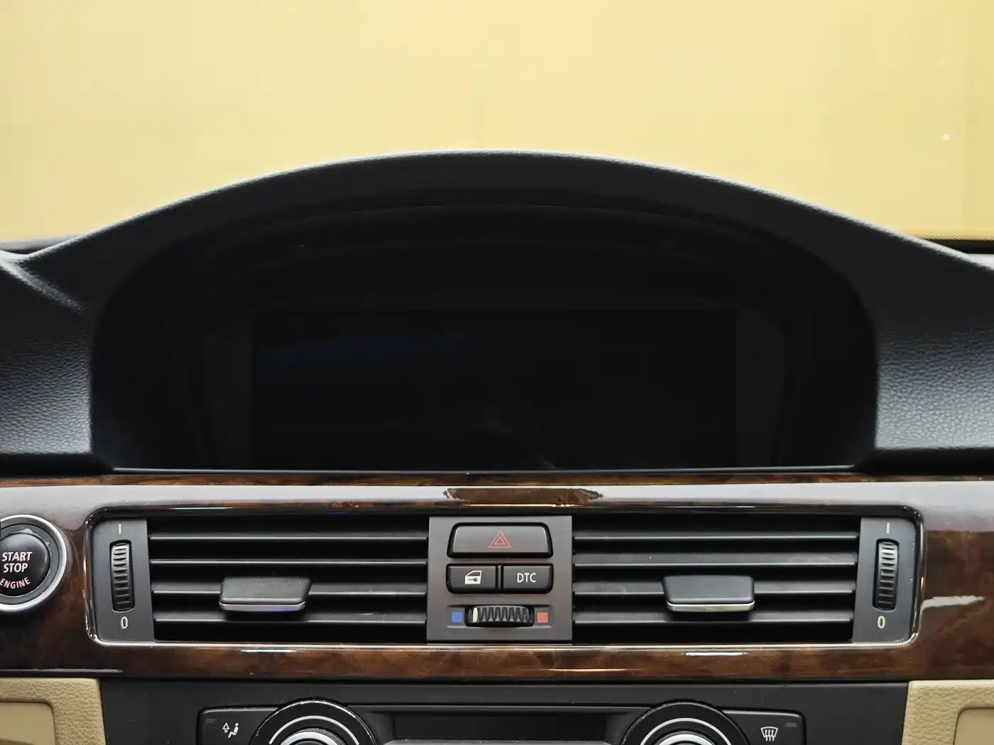 BMW 3 Series 2010 320i Luxury фото 16