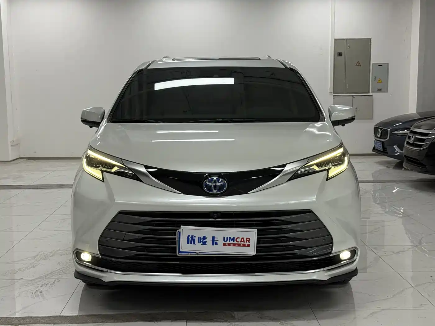 Toyota Sienna 2021 2.5L Hybrid Ultimate Edition фото 2