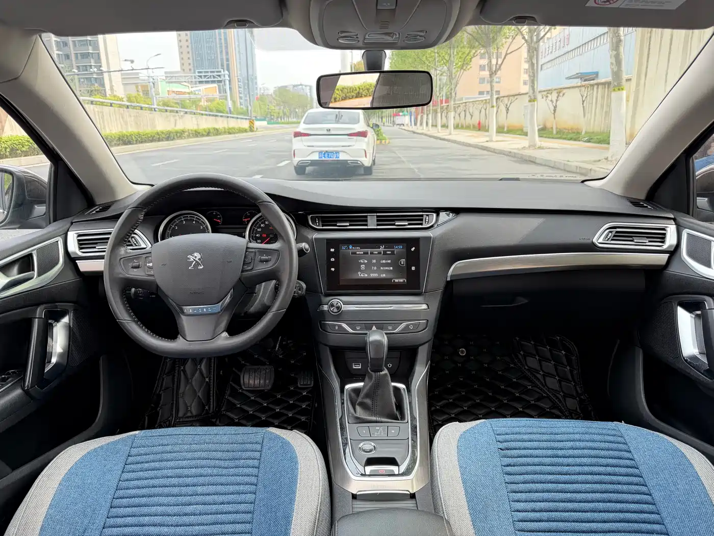 Peugeot 408 2015 Model 1.2T Automatic Luxury Edition фото 11