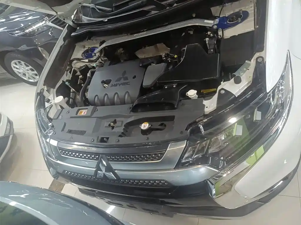 Mitsubishi Outlander 2019 2.4L 4WD Deluxe Edition 7-Seater China VI фото 20