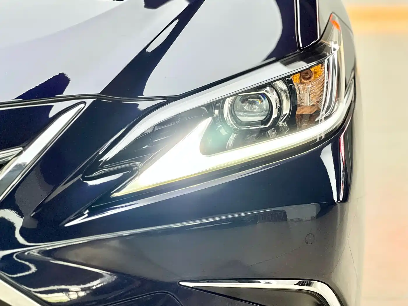 Lexus ES 2022 300h Excellence Edition фото 16