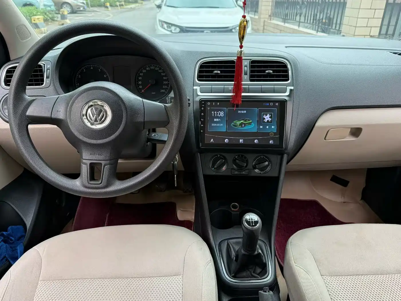 Volkswagen Polo 2014 1.4L Manual Trend Edition фото 6