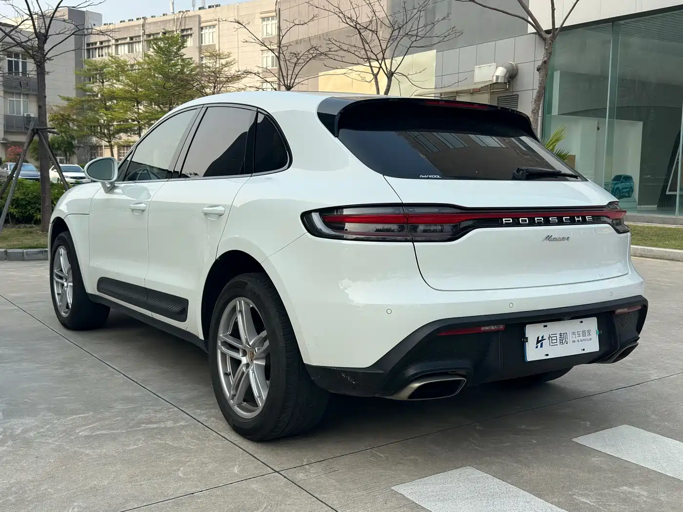 PORSCHE MACAN