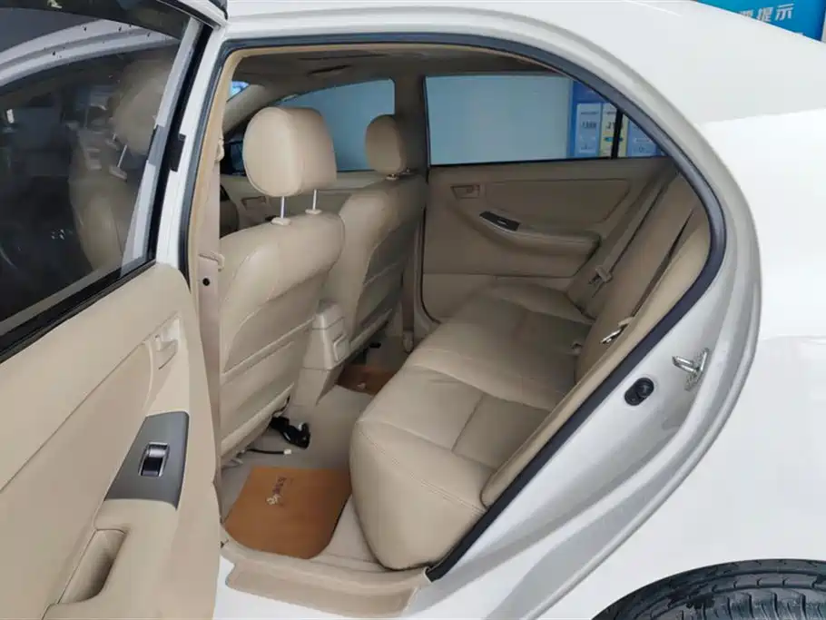 Toyota Corolla 2013 1.6L Manual Luxury Edition фото 11