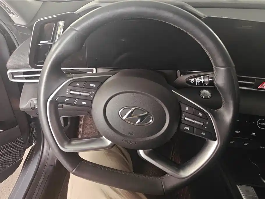 Hyundai Elantra 2022 1.5L CVT LUX Premium Edition фото 15